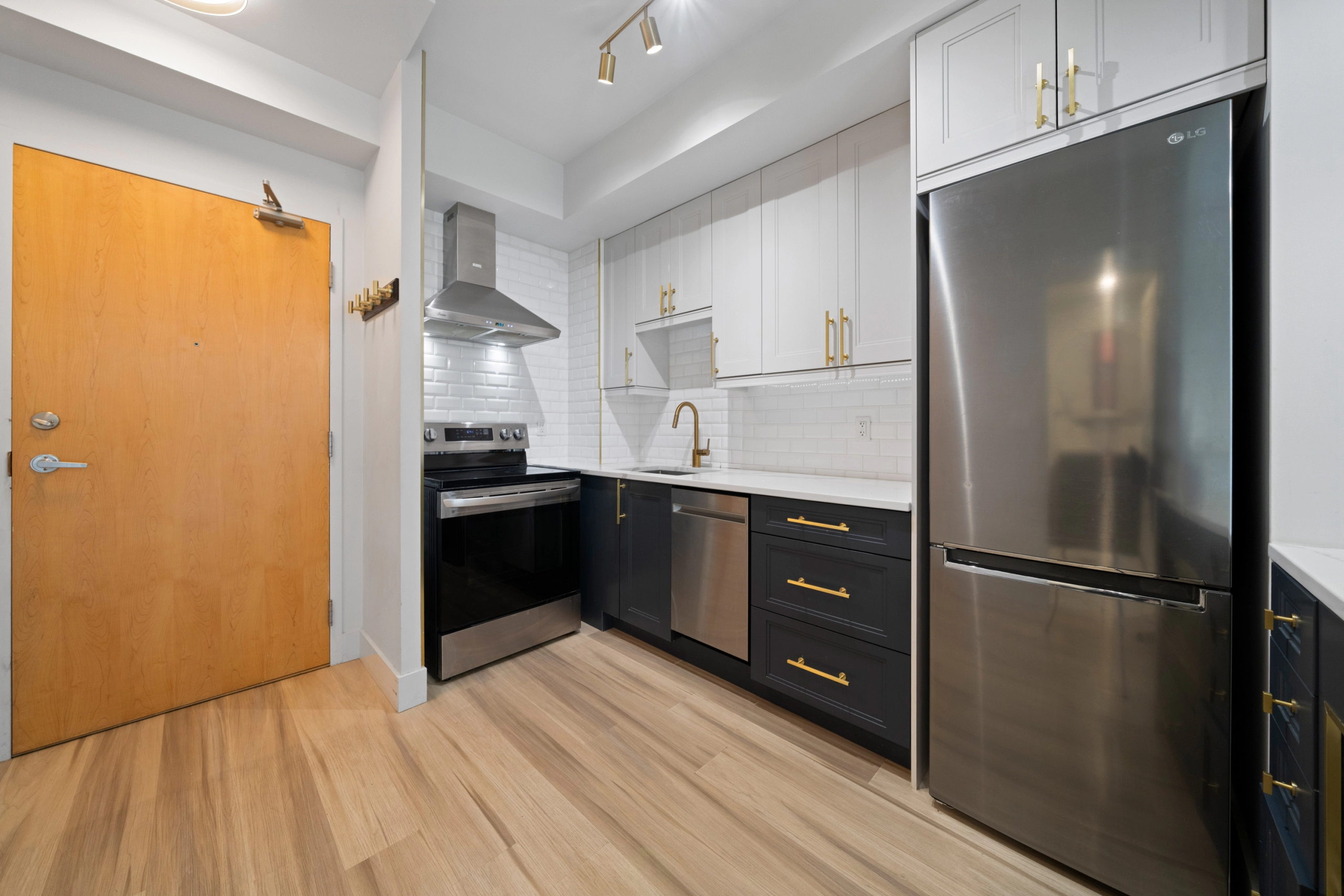 Image of a kitchen in a condo that is listed for rent in Toronto that requires tenant insurance.